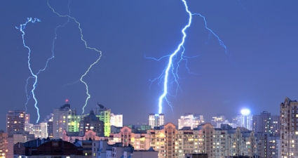 Descargas atmosféricas: entenda os perigos dos raios e saiba como se proteger