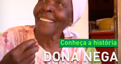 Luz em casa e alegria estampada no rosto de Dona Nega.