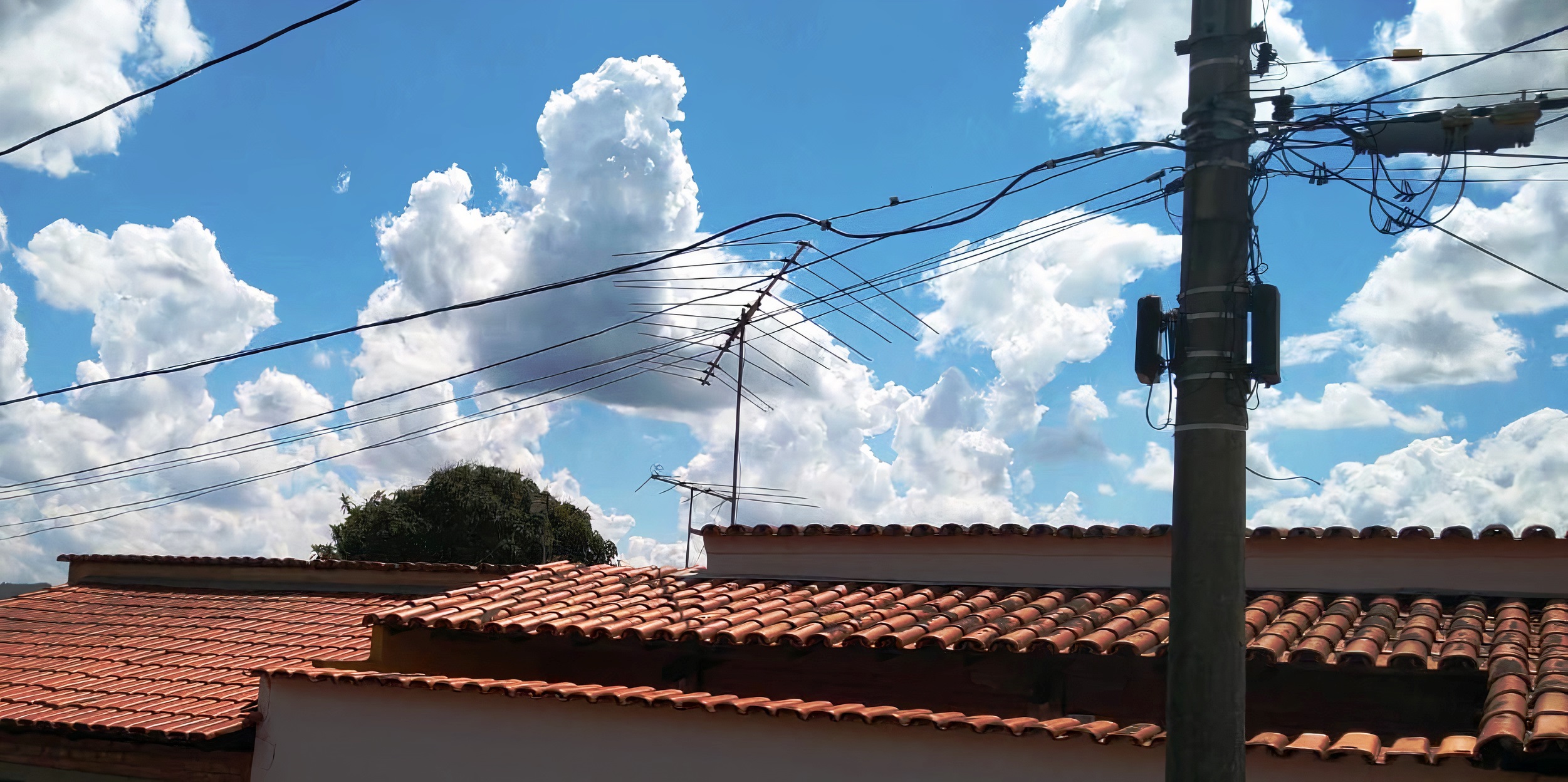 Cemig alerta sobre os riscos da instalação de antenas de TV próximas à rede elétrica