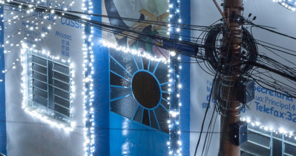 Vai fazer decoração natalina? Confira dicas para evitar acidentes com a rede elétrica