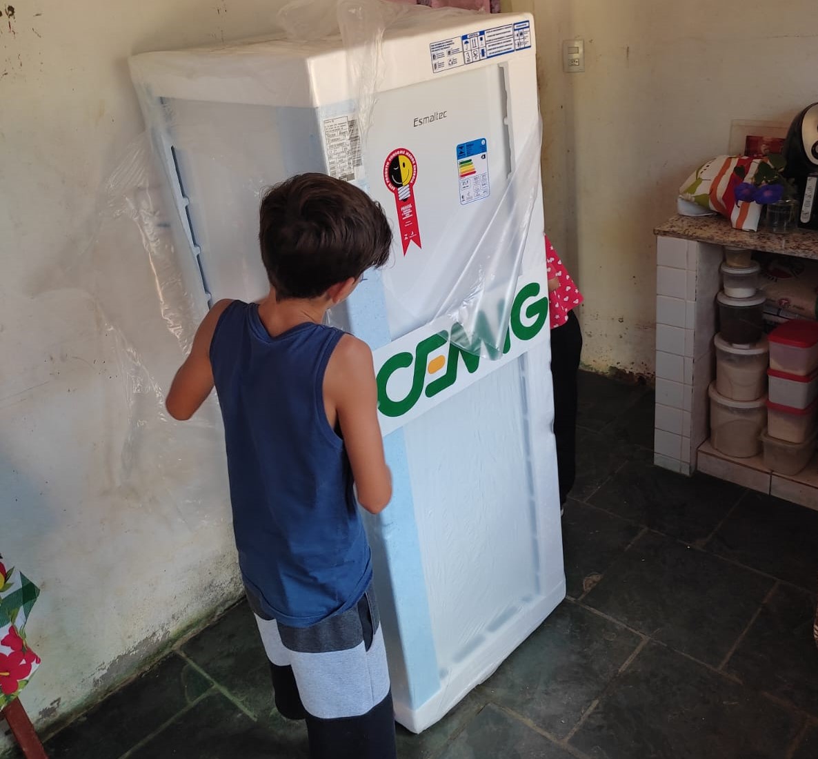 Cemig inicia substituição de 5 mil geladeiras para atingidos pelas chuvas em Minas Gerais 