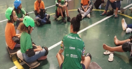 Participantes do projeto social Geração Esporte recebem uniforme para prática do skate e outras modalidades