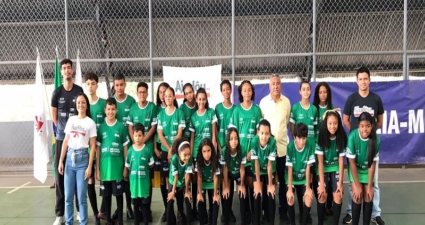 Participantes do projeto social apoiado pela Cemig recebem uniformes para a prática do futsal e do vôlei
