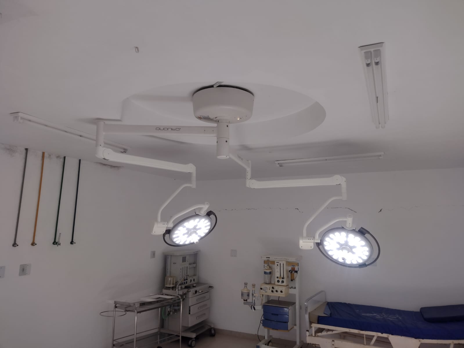Imagem de lâmpadas utilizadas em blocos cirúrgicos