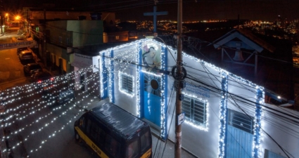 Confira dicas da Cemig para evitar acidentes com a rede elétrica ao fazer a decoração natalina