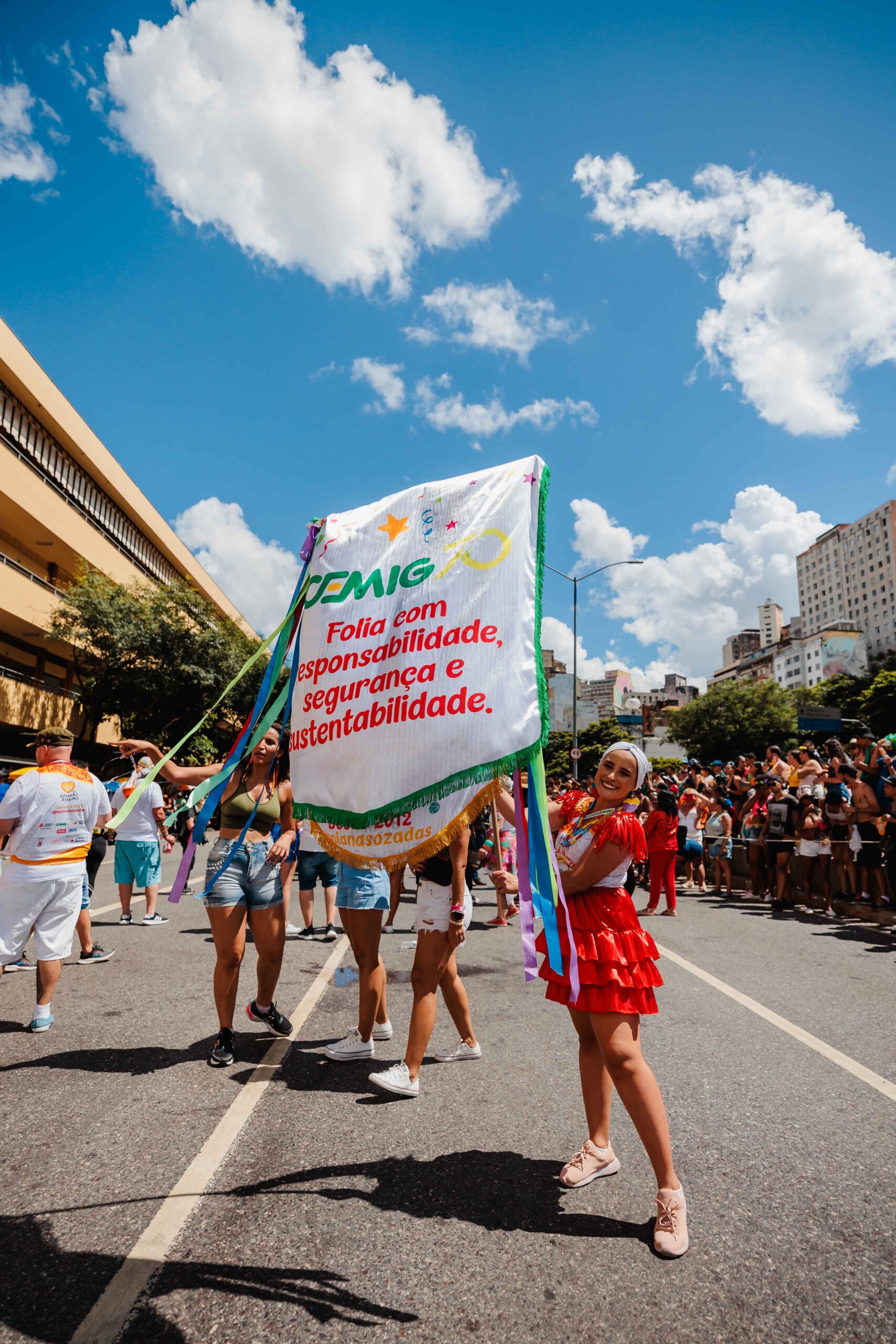 imagem de uma moça com roupas de carnaval dançando 