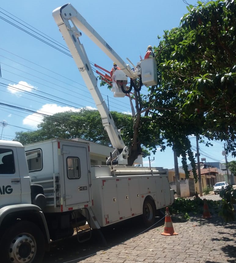 Caminhão da Cemig realizando podas de árvores