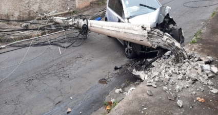 Saiba o que fazer em casos de queda de cabos da rede elétrica sobre carros