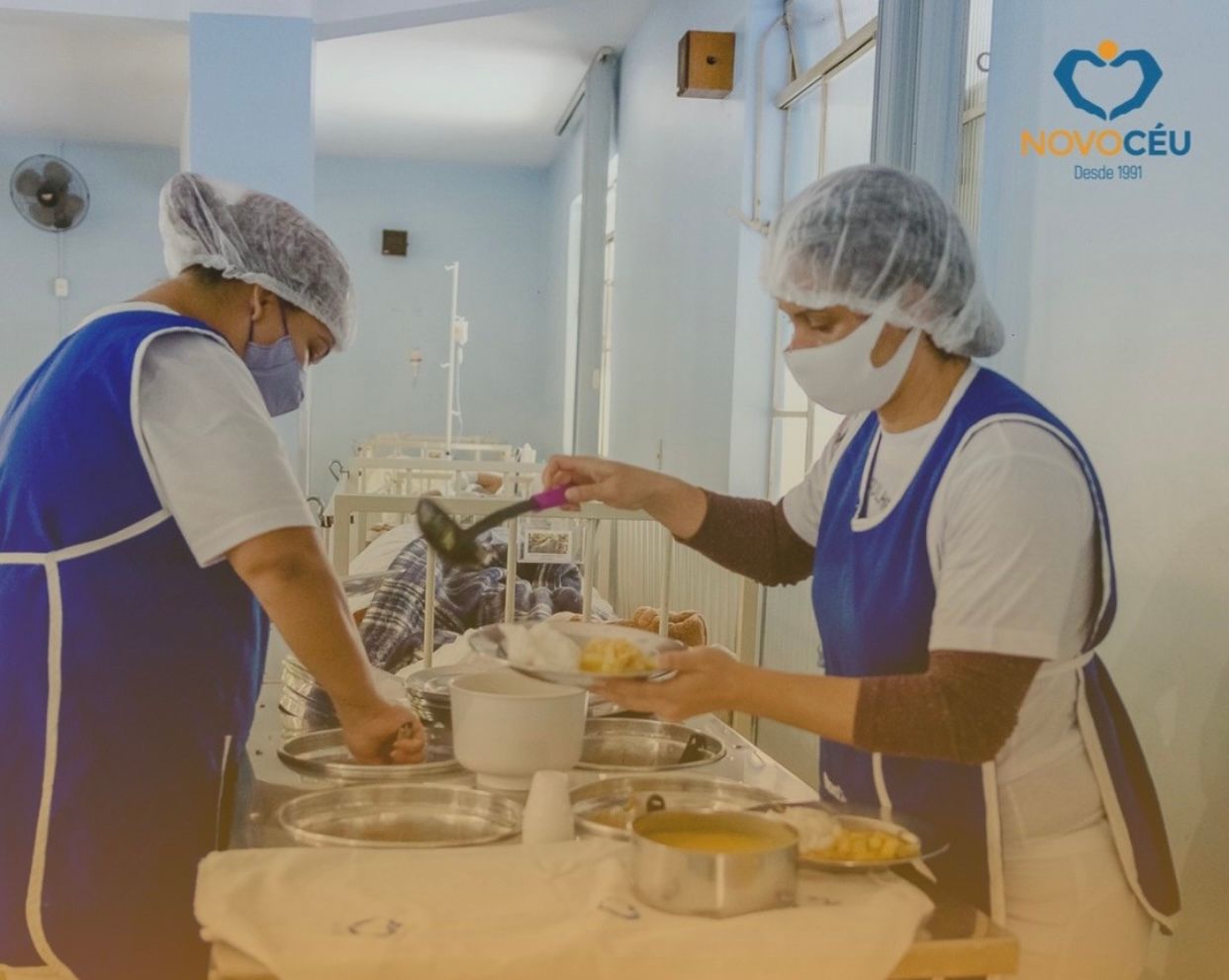 imagem de pessoas ajudando a preparar a comida