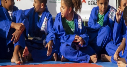 Alunos de projeto esportivo patrocinado pela Cemig participam de festival de judô