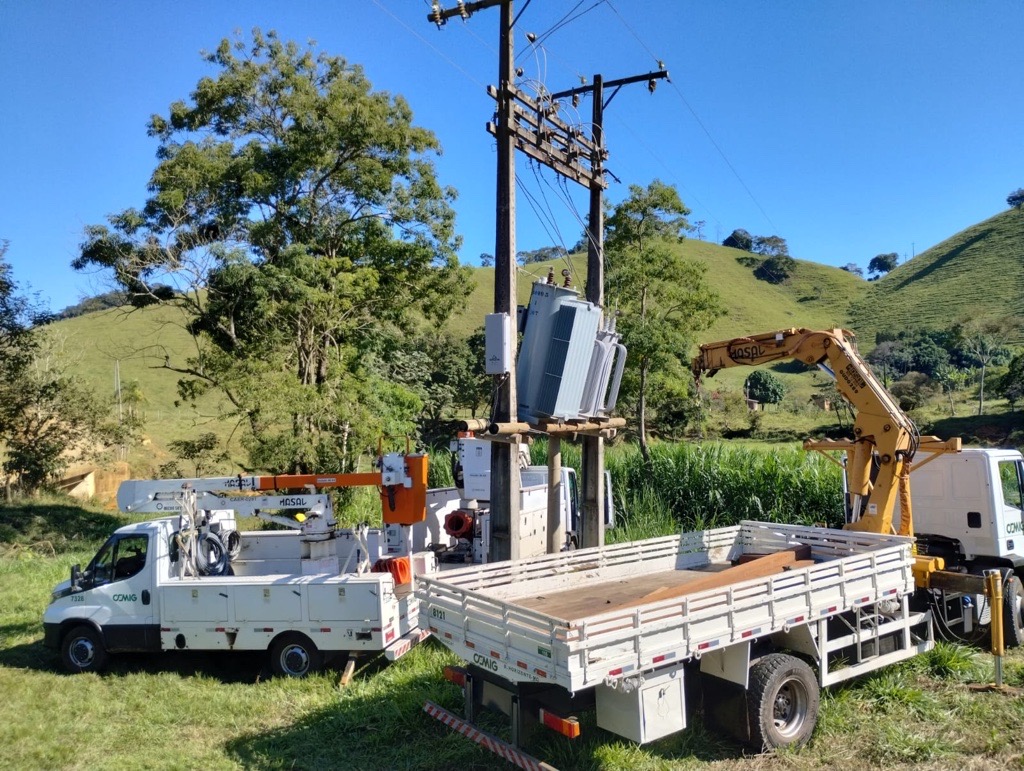 Imagem de caminhões realizando a manutenção da energia elétrica em áreas rurais