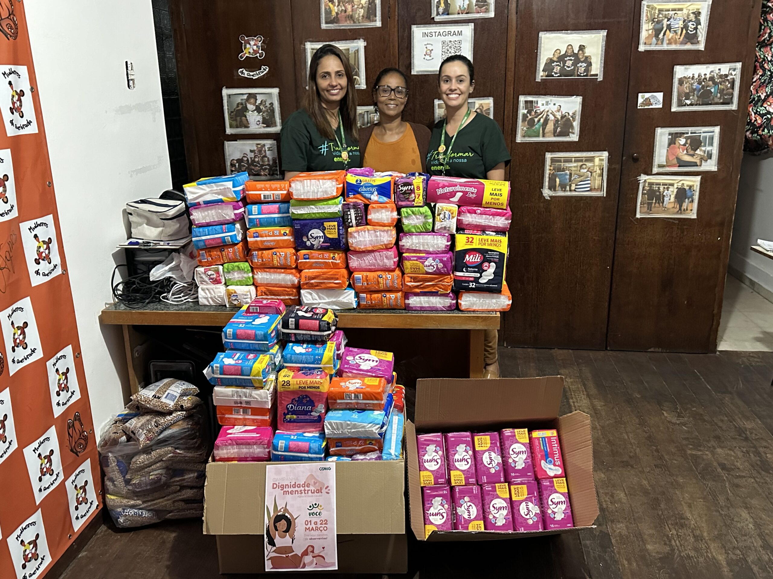 Na foto, o Coletivo Mulheres da Quebrada recebe as unidades de absorventes feminino