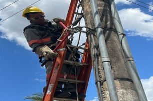 Cemig remove 63,5 toneladas de cabos de telecomunicações irregulares em postes em 2025 