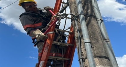 Cemig retira 3,6 toneladas de cabos de telecom irregulares em postes neste ano