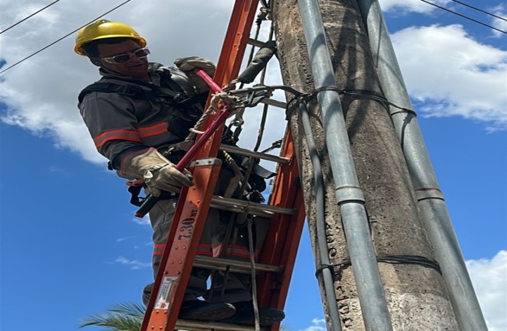 Cemig remove 63,5 toneladas de cabos de telecomunicações irregulares em postes em 2025 