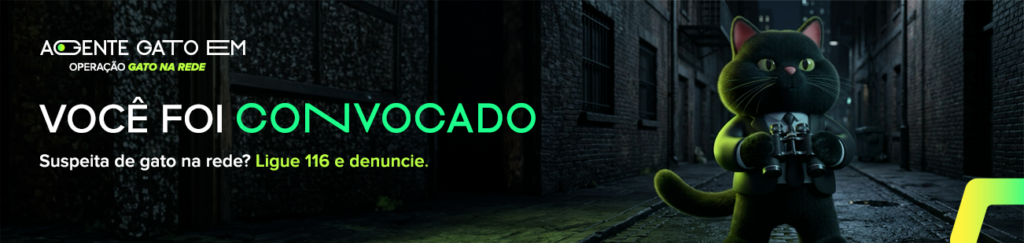 Ilustração digital em estilo 3D de um gato preto robusto atuando como um espião ou detetive. O gato usa terno, gravata e segura um binóculo na altura do peito. Ele está posicionado no lado direito de um beco estreito de paralelepípedos, ladeado por prédios de tijolos escuros. A iluminação é cinematográfica, com um brilho verde neon destacando a silhueta do gato contra a escuridão urbana do cenário. Com o texto "Agente gato em: Operação Gato na rede. Você foi convocado. Suspeita de gato na rede? Ligue 116 e denuncie".
 