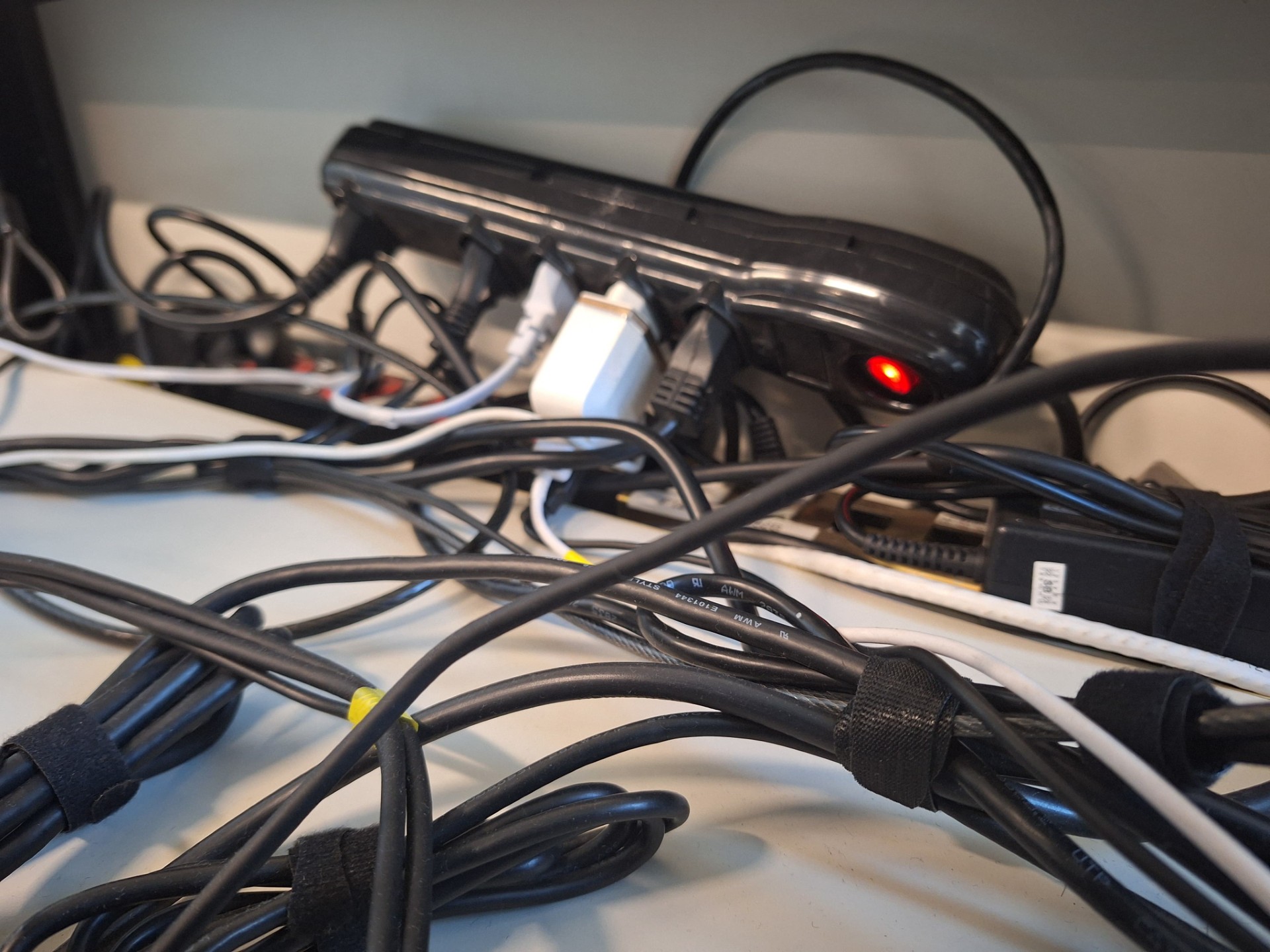 extensão elétrica com vários aparelhos elétricos ligados