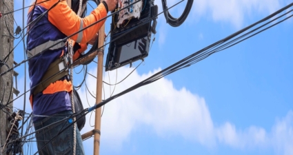 Cemig alerta: trabalho em altura perto da rede elétrica exige distância segura e atenção redobrada