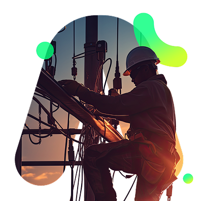 Técnico em cima de uma escada que esta encostada em um post e ele esta fazendo um reparo na fiação elétrica