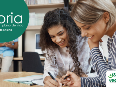 Dois jovens aparecem em um ambiente de estudo, possivelmente uma biblioteca, interagindo de forma colaborativa com livros e cadernos sobre a mesa. O clima transmite aprendizado e troca de experiências. Informações textuais Título: "Mentoria plano de vida" Descrição: Mentoria online para jovens do ensino médio da rede pública. Evento: Bate-papo inicial em 02 de março, das 18h30 às 20h30. Plataforma: Transmissão pelo Google Meet. Benefício: Certificado de conclusão. Logos presentes Você Voluntariado CEMIG CEMIG Governo de Minas (Aqui o trem prospera)