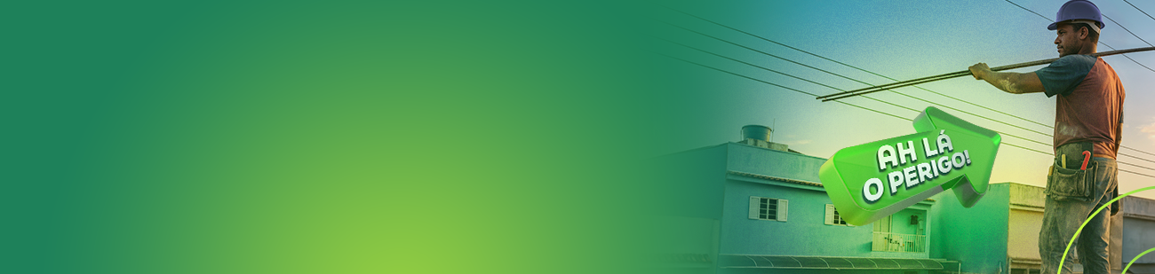 Composição referente a campanha "Cuidado com o Choque" da Cemig. O trabalhador carrega vergalhões grandes sobre o ombro, e esses vergalhões chegam próximo à rede elétrica. Ao fundo, um bairro residencial com céu ao entardecer. Uma seta verde com o texto "Ah lá o perigo!" aponta para o risco da proximidade dos materiais com a fiação.