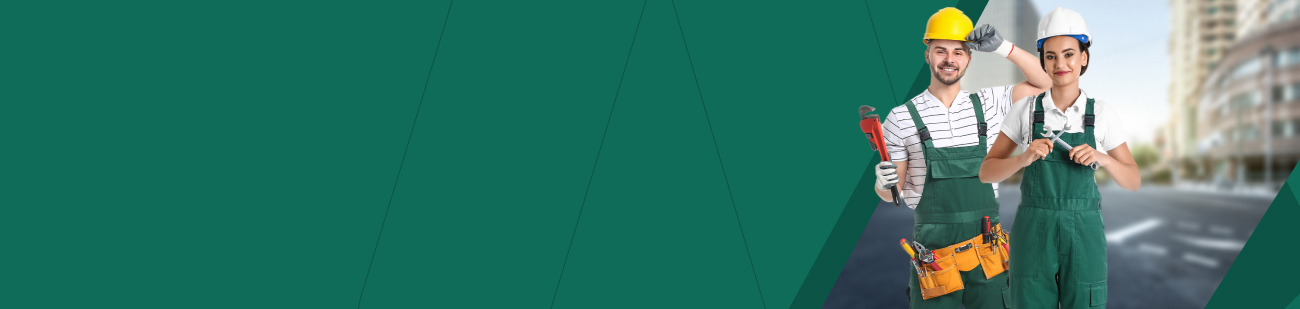 Dois profissionais de manutenção sorridentes (um homem e uma mulher) sobre um fundo de rua urbana desfocada. O homem segura uma chave de grifo vermelha e usa um cinto de ferramentas, enquanto a mulher segura duas chaves de boca cruzadas.