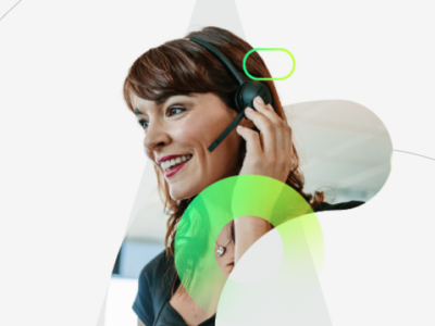 Uma mulher branca sorridente, com cabelos castanhos e franja, usa um headset preto de atendimento. Ela está posicionada dentro de uma moldura abstrata e moderna, composta por formas orgânicas e círculos em tons de verde vibrante sobre um fundo cinza claro com linhas geométricas sutis.