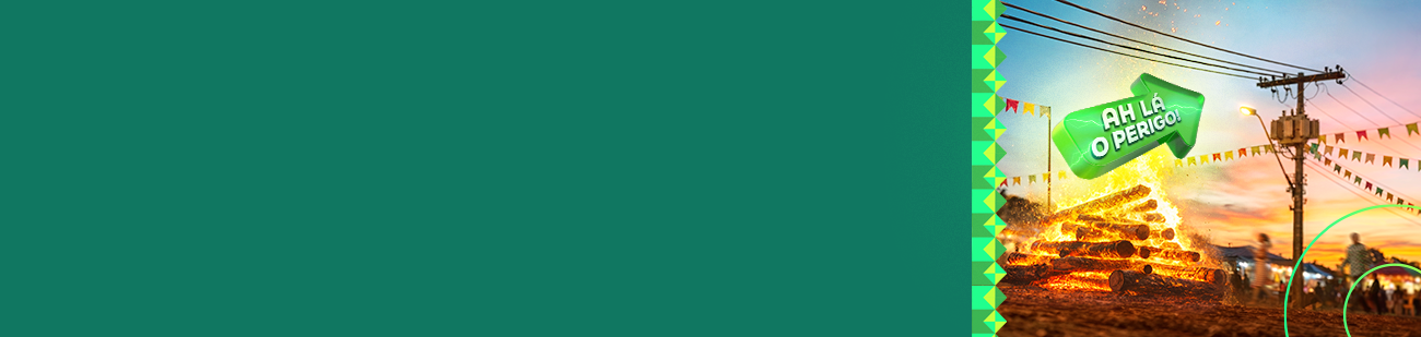 Banner da campanha "Cuidado com o Choque" da Cemig, edição Festa Junina. Fundo verde-escuro com texto: "Arraiá bão é com fogueira longe da fiação. O calor da fogueira danifica os fios e causa acidentes. Escolha sempre um local seguro." Botão verde com a frase "SAIBA MAIS". No topo, fotografia de uma grande fogueira acesa próxima a postes de energia elétrica, com bandeirinhas coloridas ao fundo e céu alaranjado ao entardecer, reforçando o alerta sobre os riscos de acidente elétrico durante as festividades juninas.