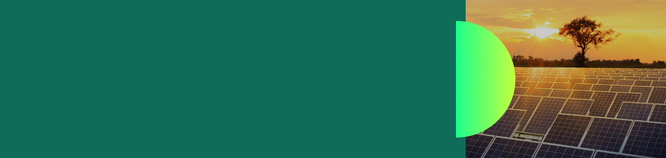 Banner com fundo verde-escuro à esquerda com um semicírculo verde-limão na divisória e, à direita, uma imagem de painéis solares em uma área rural iluminada pelo pôr do sol.