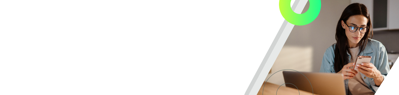 Banner com fundo branco à esquerda e, no lado direito, uma mulher jovem de óculos e camisa jeans usando o celular em frente a um notebook. A composição inclui grafismos abstratos, como um anel verde neon e formas geométricas nas bordas e sobre a mesa